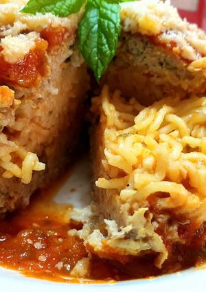 O poză a rețetei Bombe de carne umplute cu tăiței și sos de roșii.