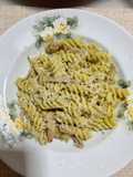 Macarrão com molho de frango e pesto com creme de castanha de caju