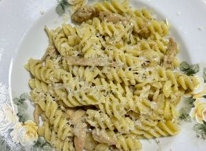 Foto de Macarrão com molho de frango e pesto com creme de castanha de caju