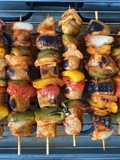 Brochetas de Bratwurst marinadas