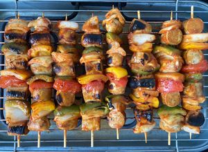 Una foto de Brochetas de Bratwurst marinadas