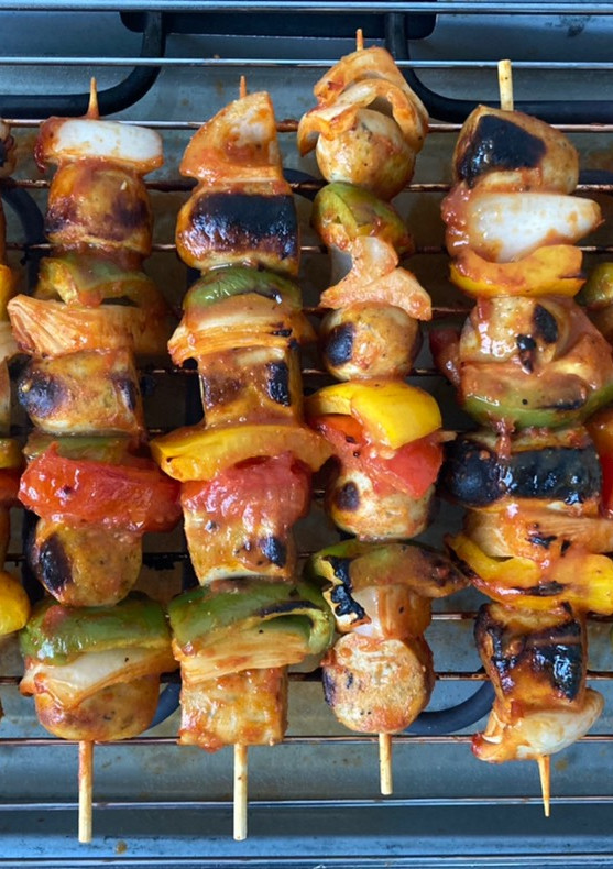 Una foto de Brochetas de Bratwurst marinadas