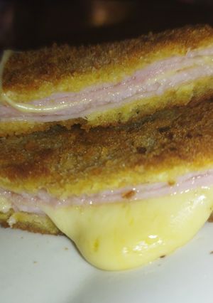 Una foto de Milanesas de jamón y queso 🧀😋