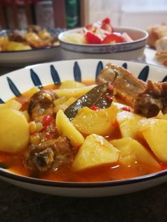 Una foto de Marmitako de patatas con costillas de cerdo
