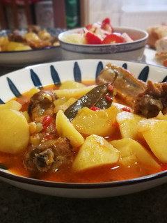 Una foto de Marmitako de patatas con costillas de cerdo