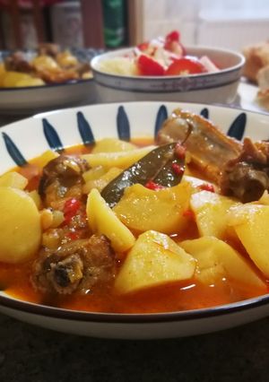 Una foto de Marmitako de patatas con costillas de cerdo