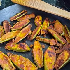 A picture of Potolo pithu bhaja.