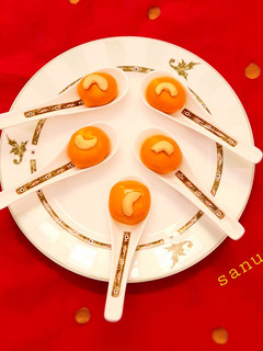 बेसन के लड्डू (besan ke ladoo recipe in Hindi) रेसिपी मुख्य फोटो