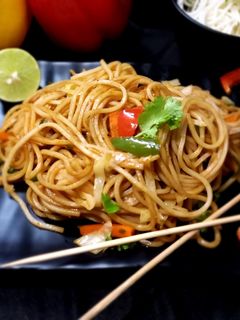 વેજ હક્કા નુડલ્સ (Veg Hakka Noodles Recipe In Gujarati) રેસીપી મુખ્ય ફોટો
