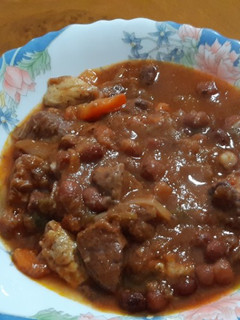 Una foto de Alubias de Tolosa con carne (aprovechamiento)