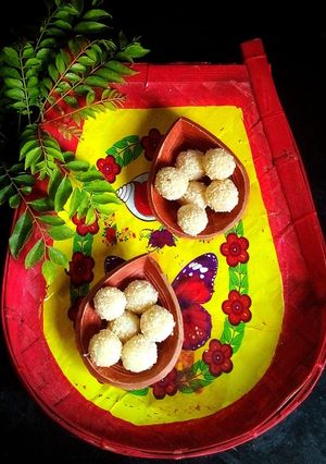 নারকেল তিলের নাড়ু (narkel sada teeler naru recipe in bengali) রেসিপির প্রধান ছবি
