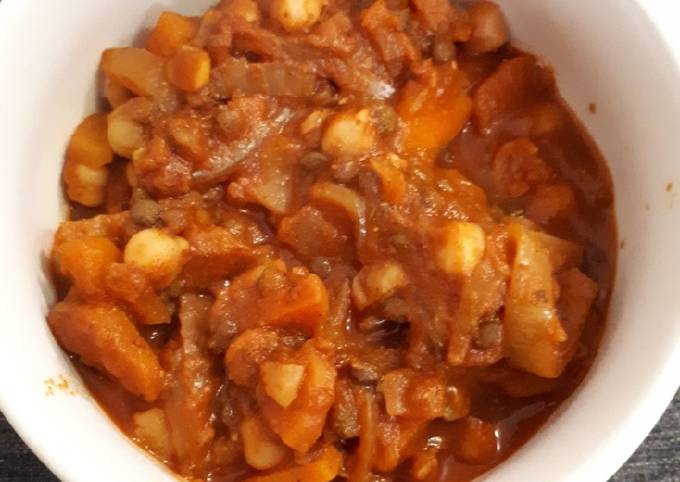 Soupe à la tomate, pois chiche, lentilles et épices