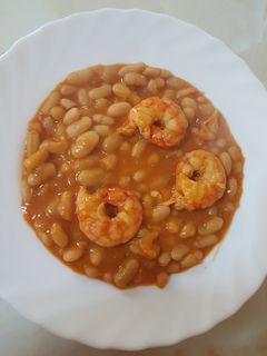 Una foto de Judías blancas con gambones