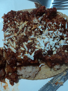 Una foto de Huarache o garnacha asada de chicharrón prensado y queso rallado