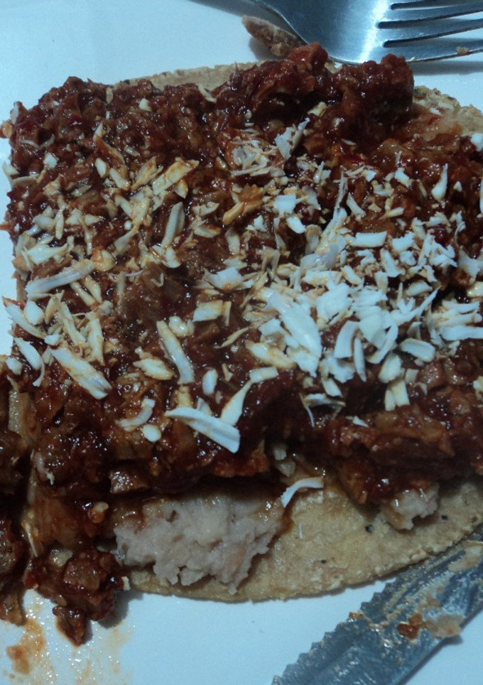 Una foto de Huarache o garnacha asada de chicharrón prensado y queso rallado