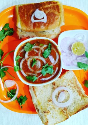 પાવભાજી (Paubhaji Recipe In Gujarati) રેસીપી મુખ્ય ફોટો