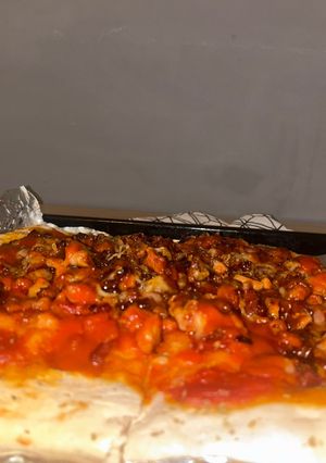 Una foto de Pizza Rústica de Pollo Caramelizado y Salsa BBQ 🍕