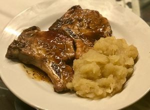 Una foto de El auténtico carré de cerdo con puré de manzanas con salsa agridulce😋