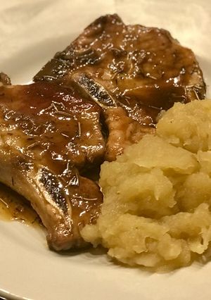 Una foto de El auténtico carré de cerdo con puré de manzanas con salsa agridulce😋