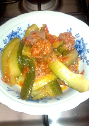 Una foto de Zuquini con longaniza
