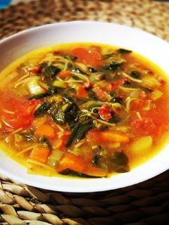 Una foto de Sopa de puerro con jamón curado y canónigos