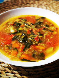Una foto de Sopa de puerro con jamón curado y canónigos