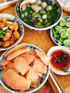 Hình của món Thịt heo kho măng nước dừa.Khổ qua rừng nấu canh thác lác (lát).