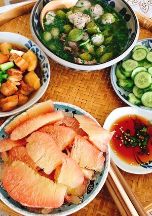 Hình của món Thịt heo kho măng nước dừa.Khổ qua rừng nấu canh thác lác (lát).