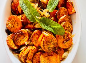 Una foto de Boniatos, cebollas, zaatar al horno