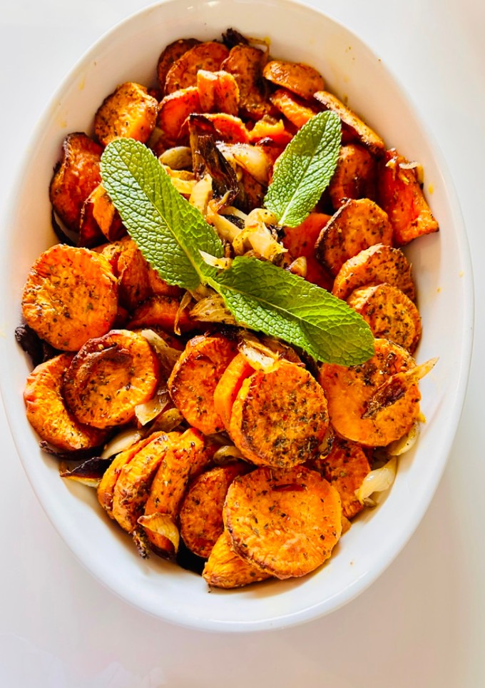 Una foto de Boniatos, cebollas, zaatar al horno
