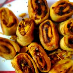 A picture of Onion gur roll.