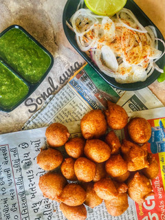 અડદની દાળના વડા (Udad dal vada recipe in Gujarati) રેસીપી મુખ્ય ફોટો