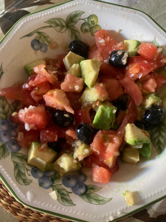 Una foto de Ensalada de tomate y aguacate