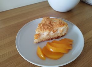 Foto di Frolla ripiena di crema con pesche sciroppate