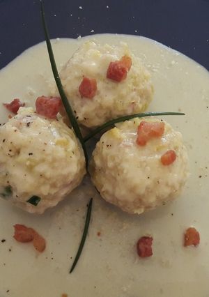 Foto di Canederli con verza su fonduta di fontina