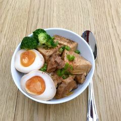 A picture of Japanese style pork & tofu nimono.