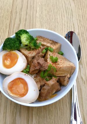 A picture of Japanese style pork & tofu nimono.