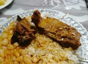 Una foto de Mechadito de pato a la norteña con frejoles 😋