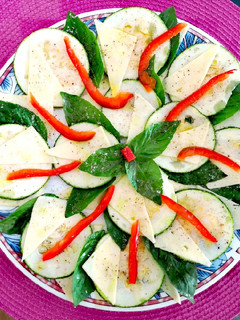 Una foto de Ensalada caprese de cuarentena