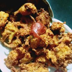 A picture of Crunchy onion pakoras.
