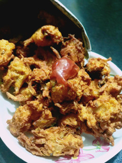A picture of Crunchy onion pakoras.