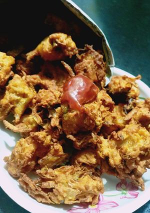 A picture of Crunchy onion pakoras.
