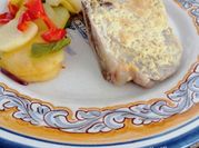 Una foto de chuletas de cerdo con cerveza