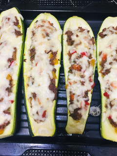 Una foto de Zucchini al Horno Relleno con Carne molida casera!