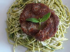 Una foto de Tallarines verdes con apanado 🍝