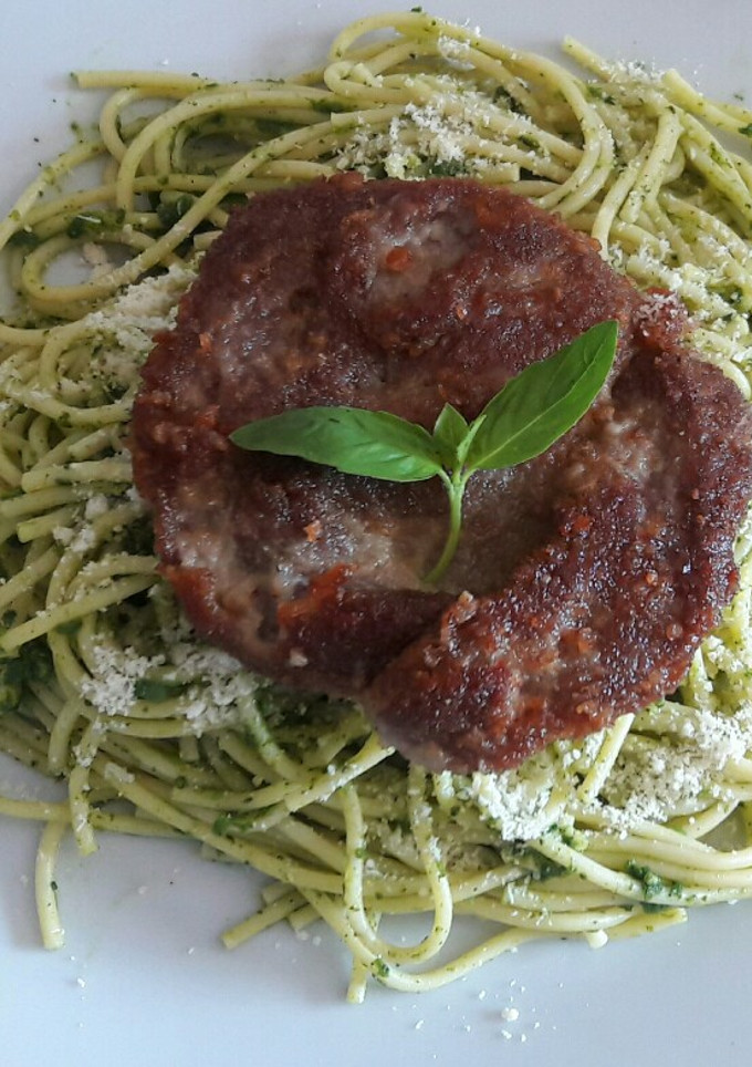 Una foto de Tallarines verdes con apanado 🍝