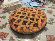 Una foto di torta con marmellata di ciliegie