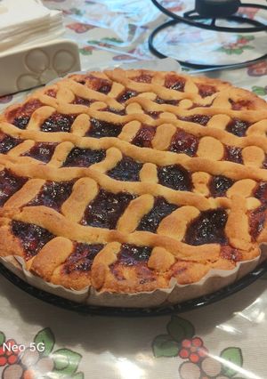 Foto di Crostata con frolla al limone e confettura di ciliegie