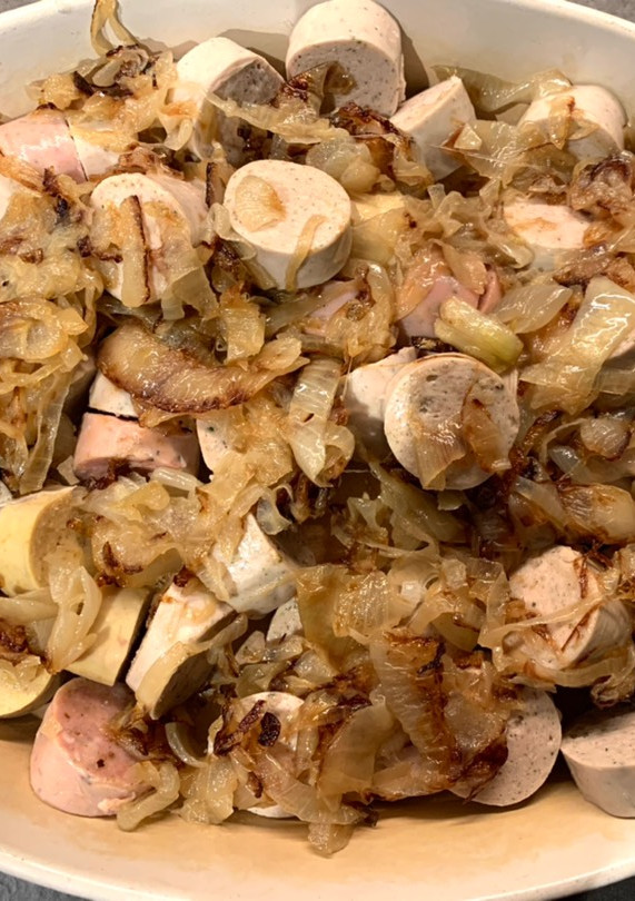 Una foto de Salchichas con cebolla y cerveza al horno