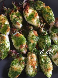 Una foto de Calamares a la plancha con salsa verde